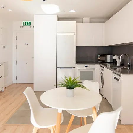 Skyline V Pool & Coworking By Ele Apartment